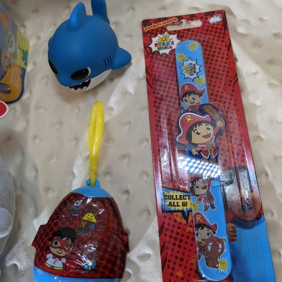 Birthday/Gift Closet - 6 items (mixed random characters) + FREE Bonus Gift - Picture 6 of 8